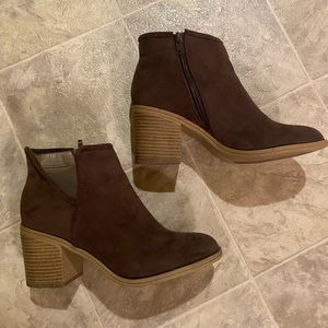 Woman's Size 7 brown booties